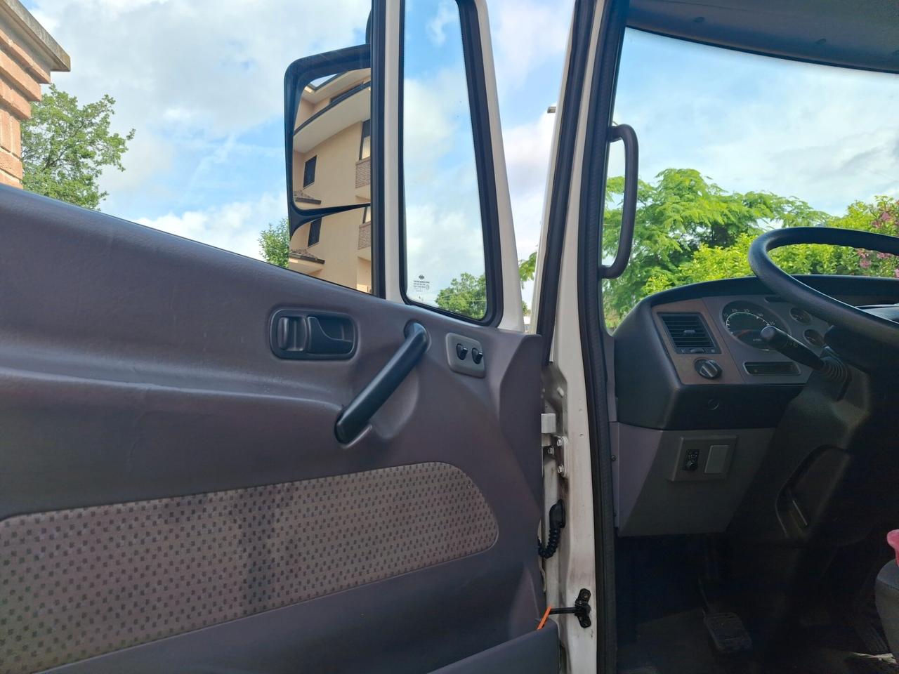 Nissan atelion con pedana posteriore idraulica