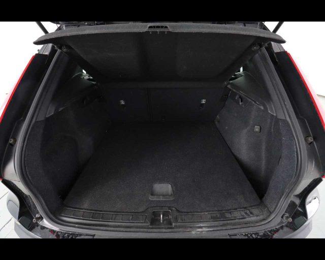 VOLVO XC40 T2 Momentum Core