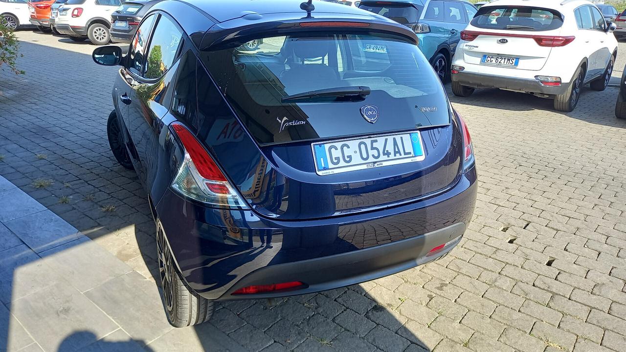Lancia Ypsilon 1.0 FireFly 5 porte S&S Hybrid Ecochic Silver