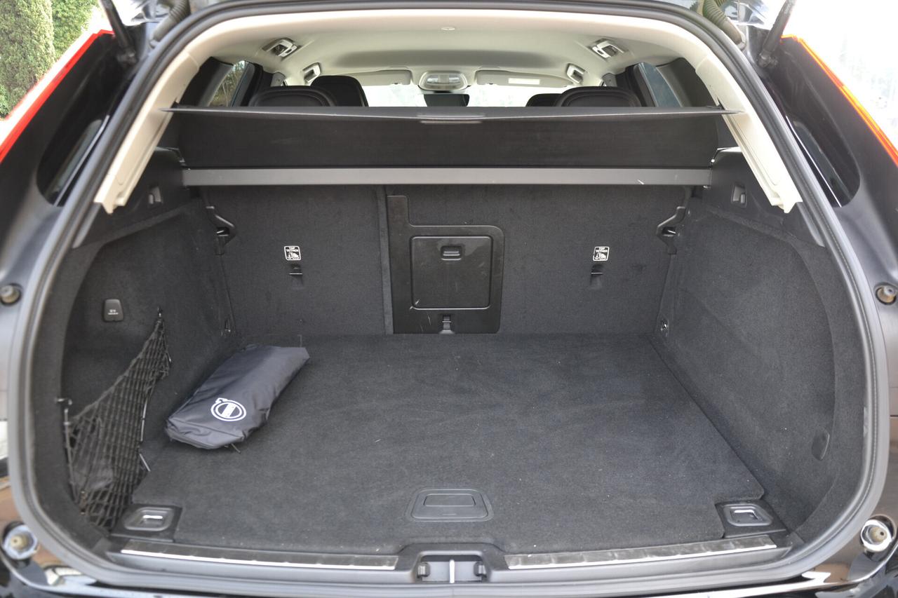 Volvo XC 60 2.0 197CV AWD HYBRID/DIESEL AUT.+FULL LED+RCAM+NAV