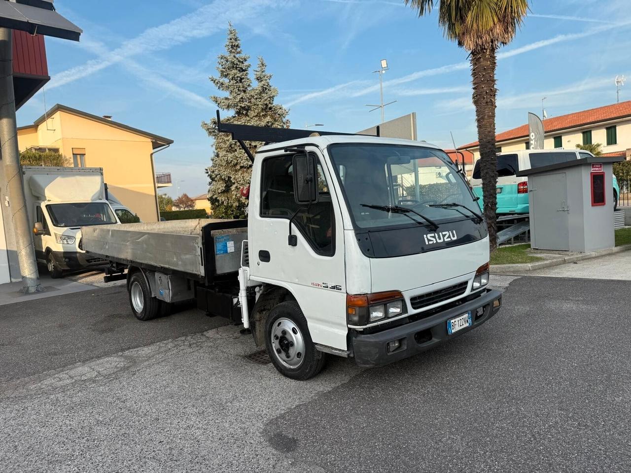 ISUZU NPR69L CON GRU BONFIGLIOLI