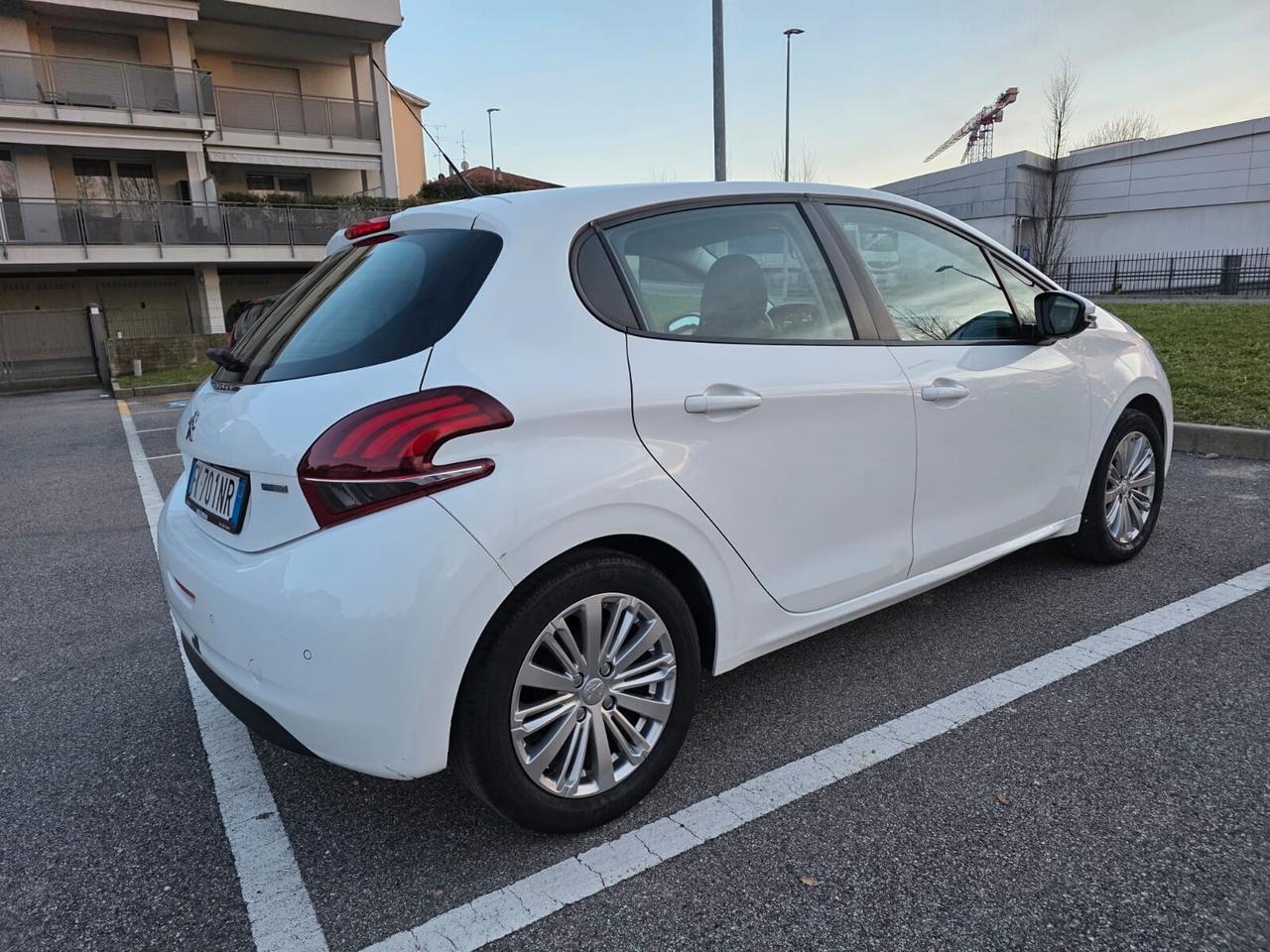 Peugeot 208 PureTech 82 5 porte Allure