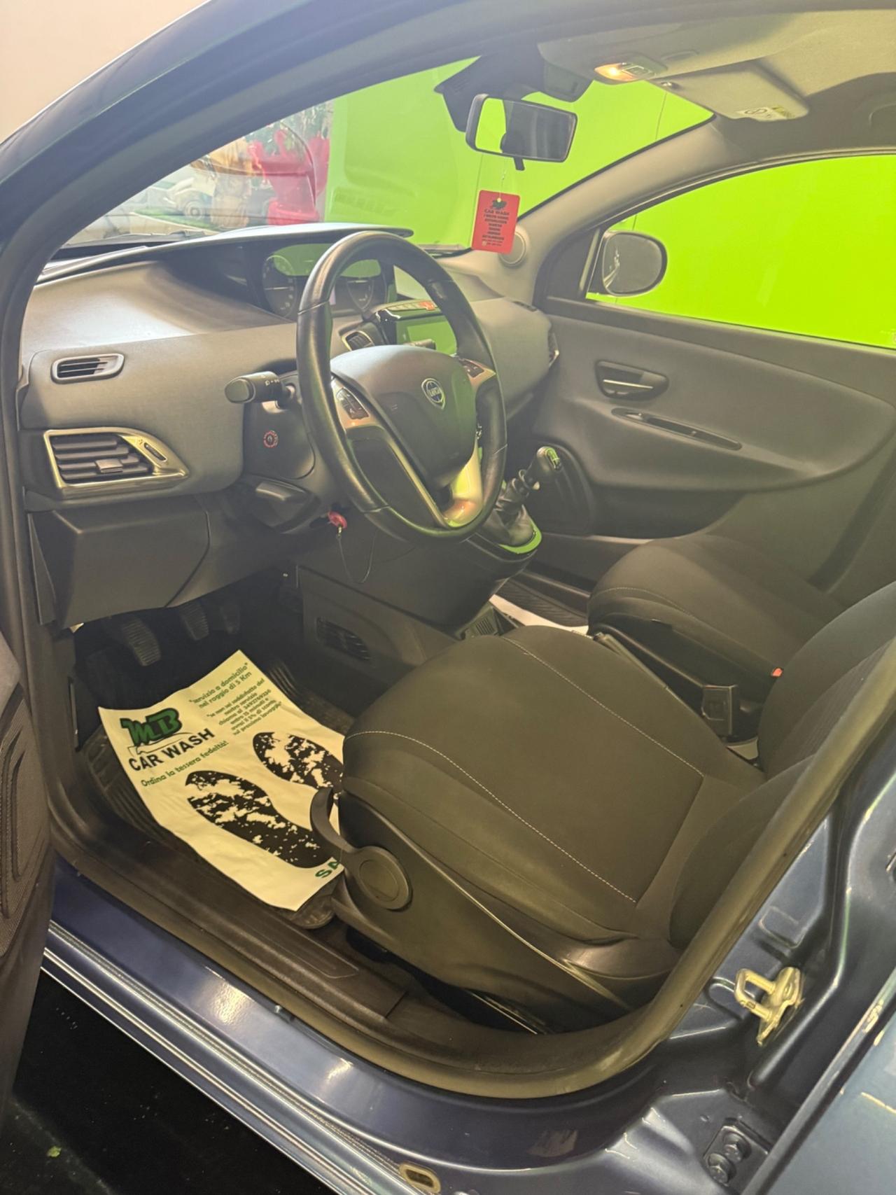 Lancia Ypsilon 1.0 FireFly 5 porte S&S Hybrid Ecochic Silver