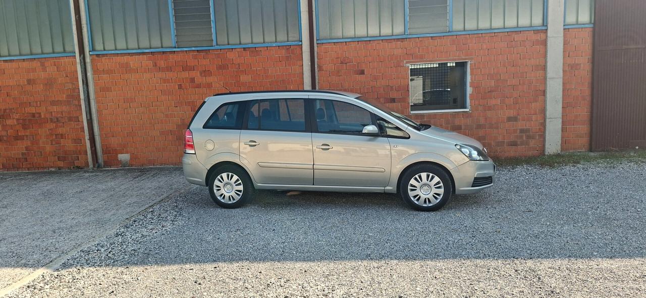 MONOVOLUME 7 POSTI 1.6 CON DOPPIA ALIMENTAZIONE