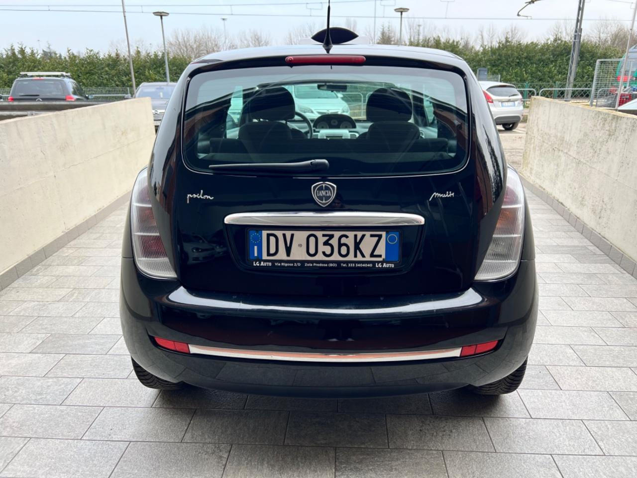 Lancia Ypsilon 1.3 MJT 75 CV Versus