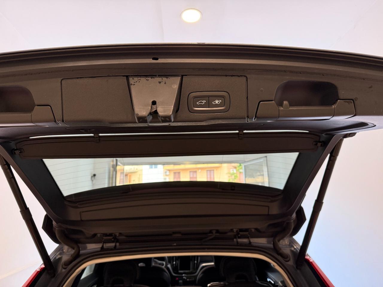 Volvo XC 60 XC60 B4 (d) AWD automatico Momentum Pro