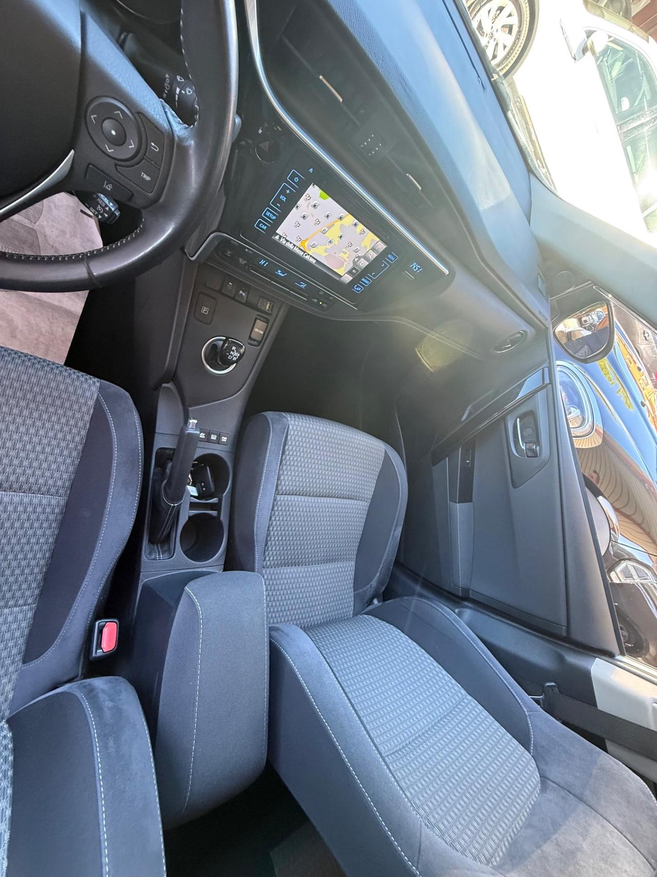 Auris Touring Sports 1.8 Hybrid Lounge-70 mila km -unipro