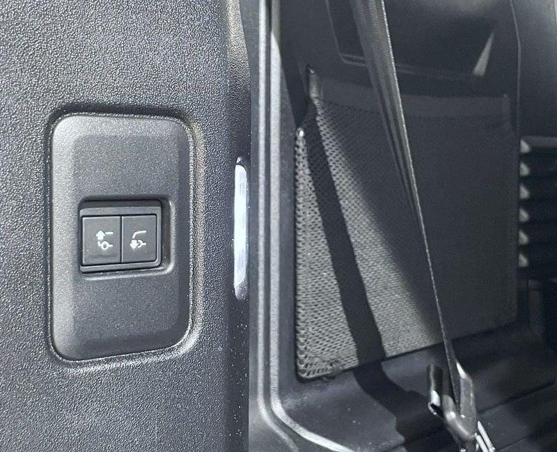 Land Rover Defender 3.0 D6 250 110 HSE AWD auto.