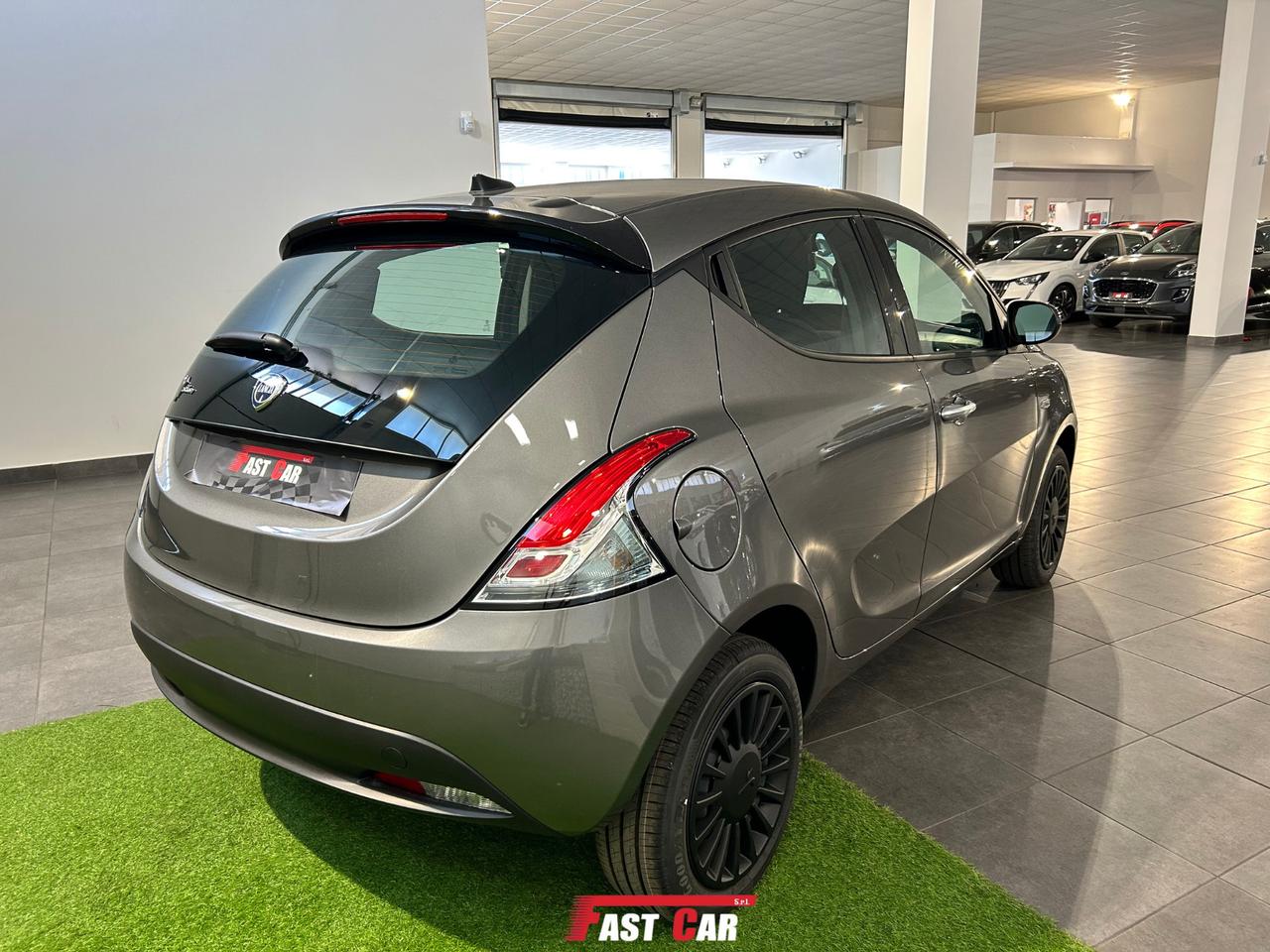 Lancia Ypsilon 1.0 FireFly 5 porte S&S Hybrid Silver