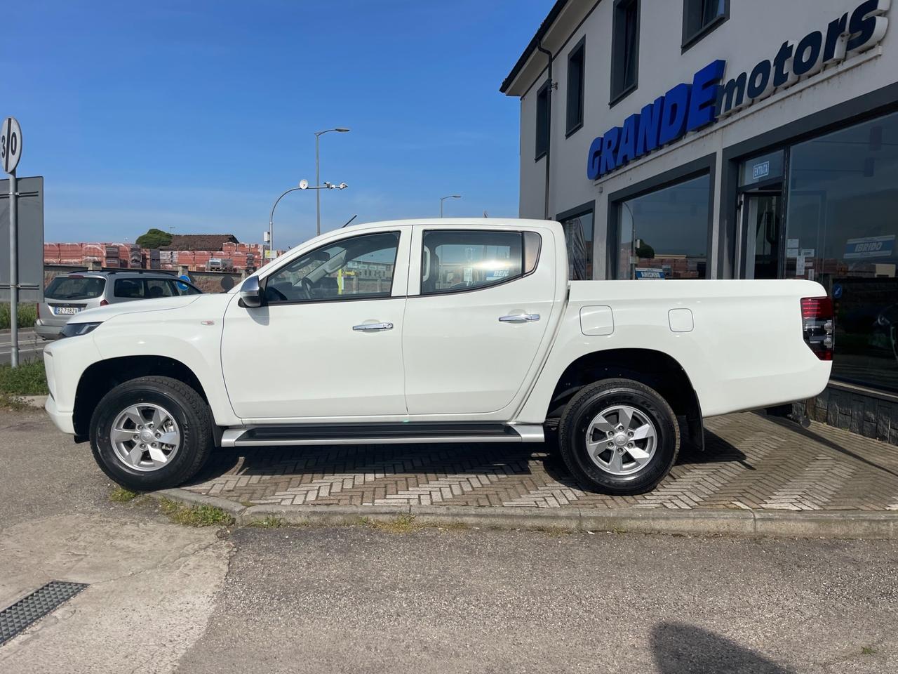 Mitsubishi L200 2.2 D 150cv Club Cab 4x4 INSTYLE PLUS