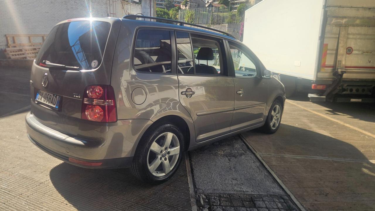 Volkswagen Touran 1.9 TDI DSG 7 POSTI