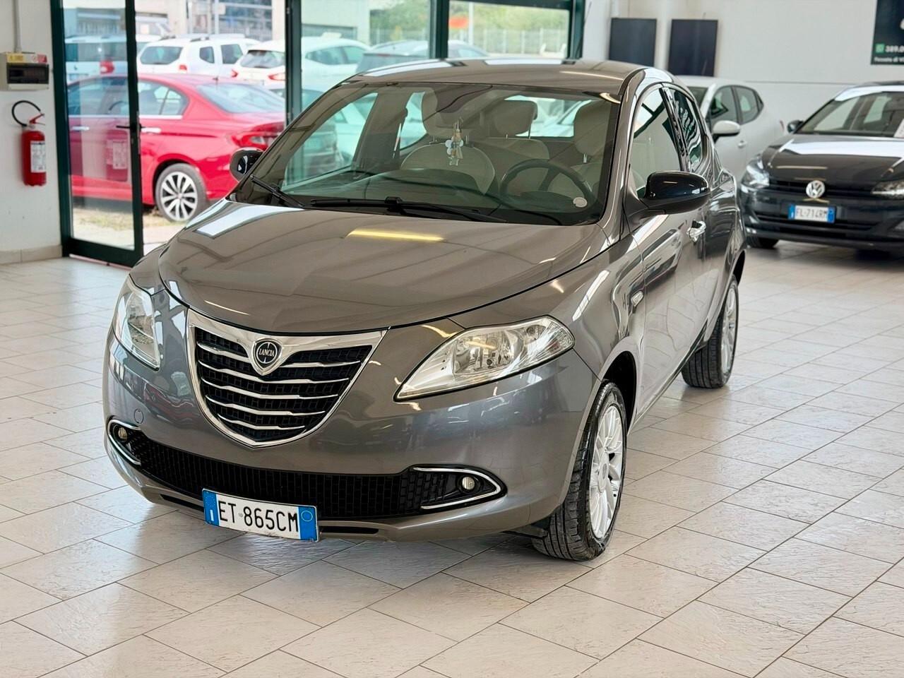 Lancia Ypsilon 0.9 TwinAir 85 CV 5 porte Metano Ecochic Silver