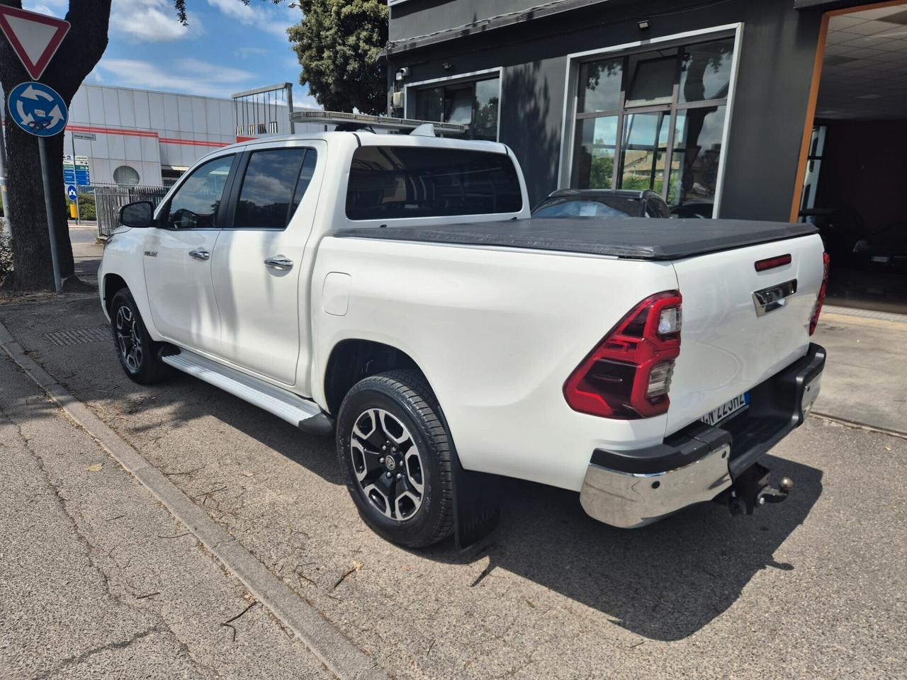 Toyota Hilux 2.4 D-4D A/T 4WD 4 porte Double Cab Lounge