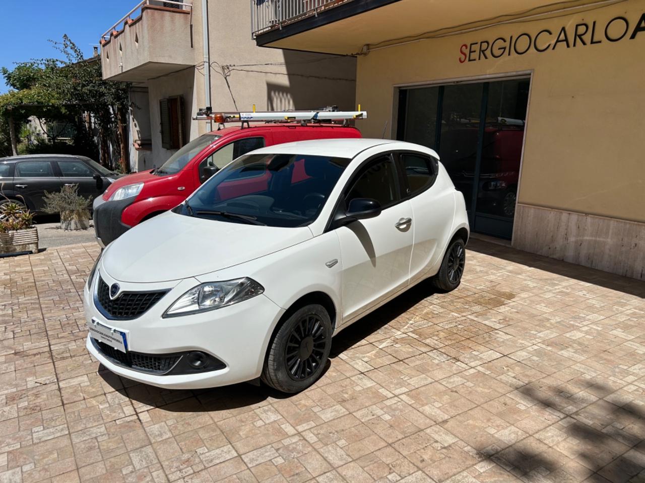 Lancia Ypsilon 1.0 FireFly 5 porte S&S Hybrid Ecochic Silver