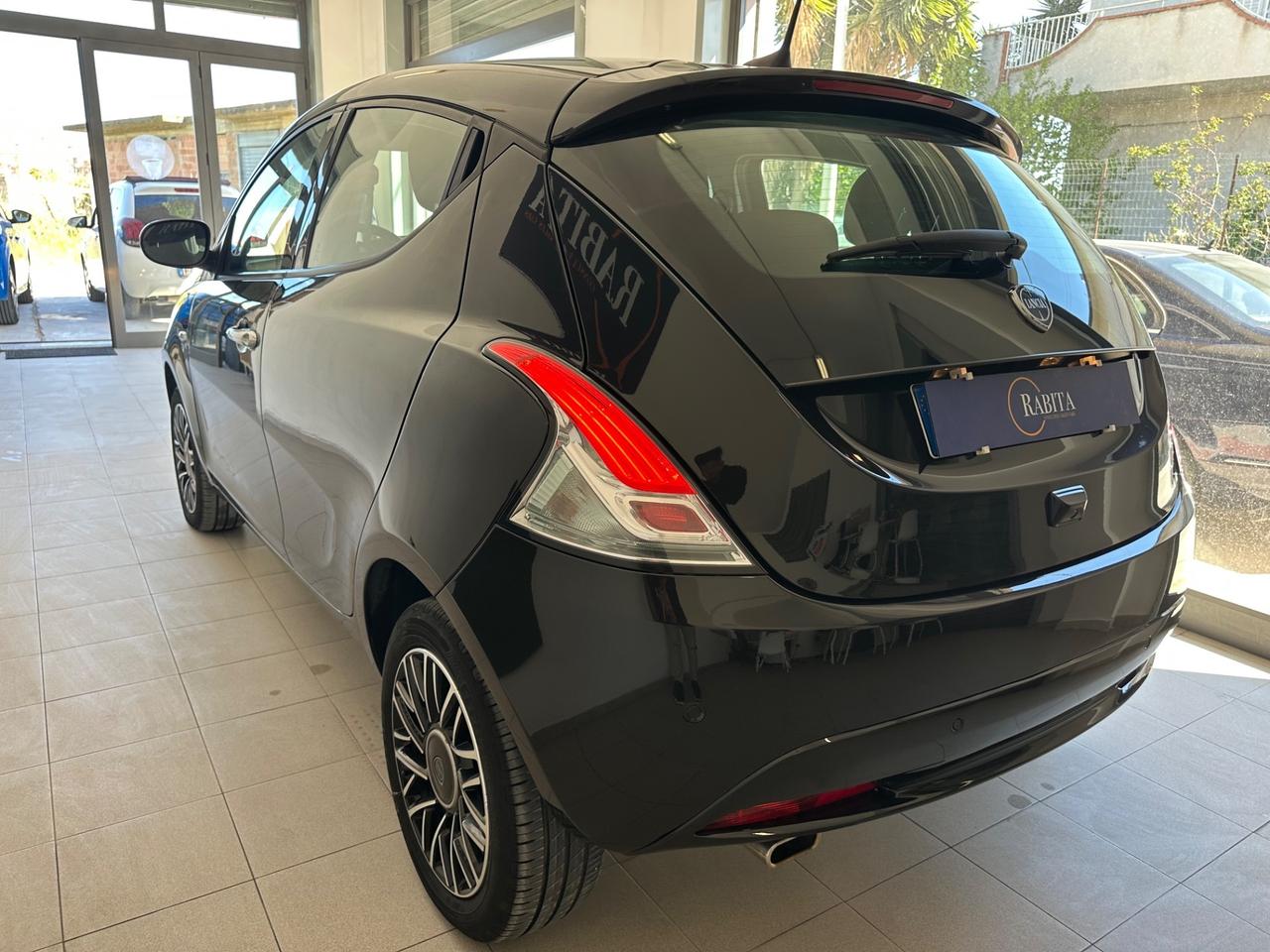 Lancia Ypsilon 1.0 FireFly 5 porte S&S Hybrid Platino 2024
