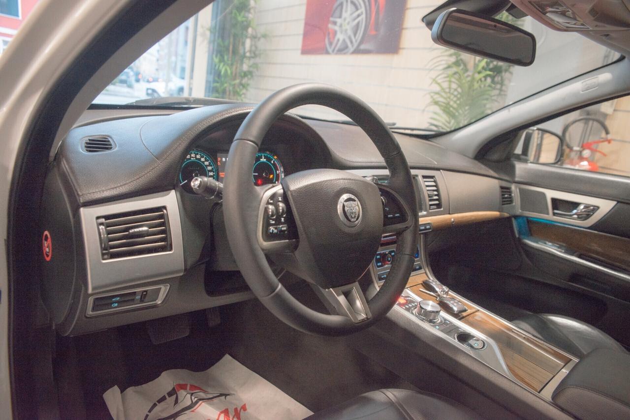 JAGUAR XF 2,2 D LUXURY 190CV PELLE TOTALE NAVIGATORE CERCHI CAMBIO AUTOMATICO