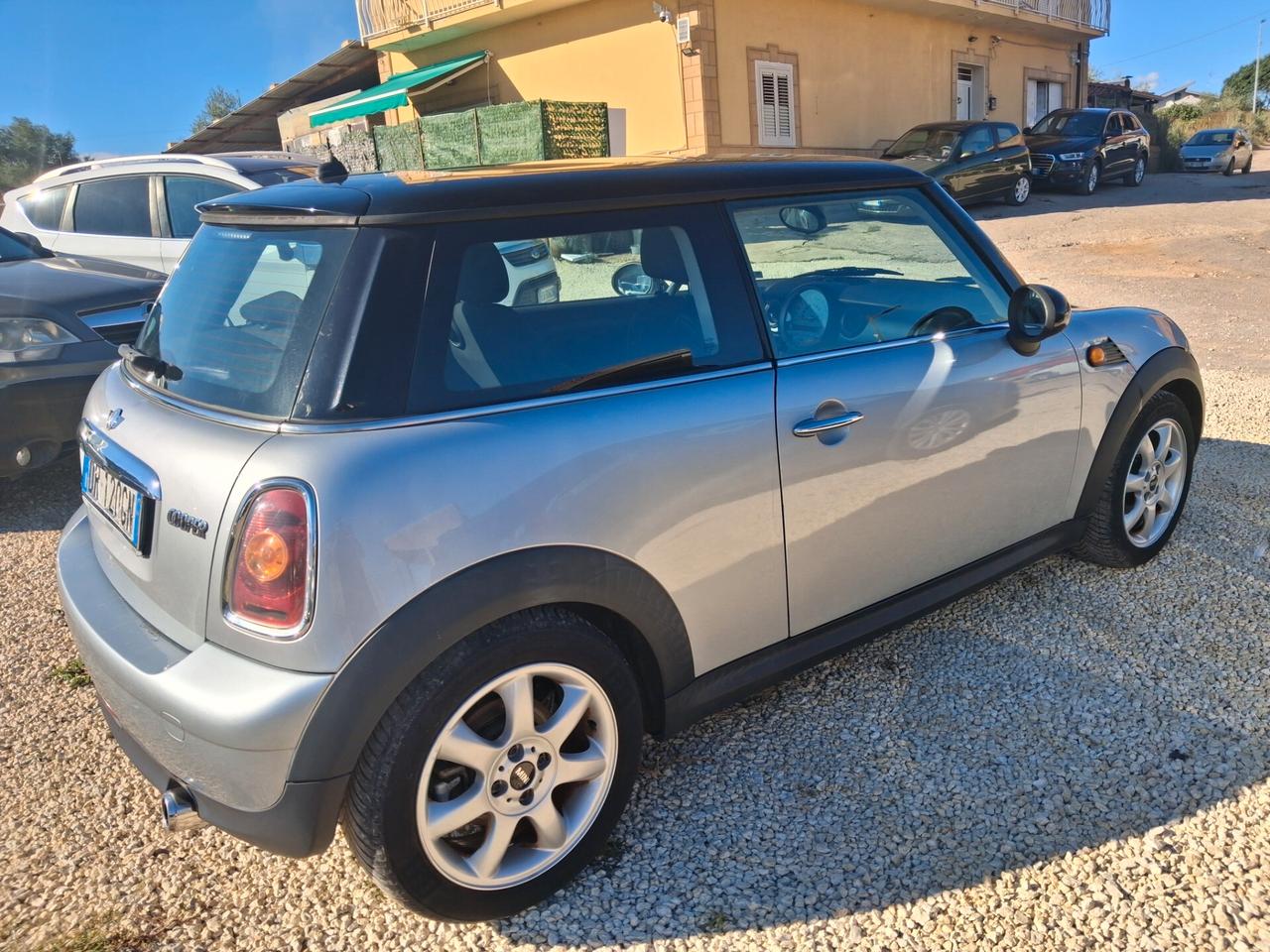 Mini Cooper 1.6 benzina tenuta benissimo