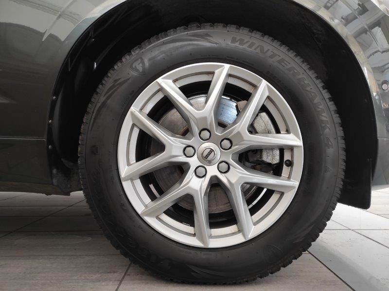 VOLVO XC60 (2017-->) - XC60 B5 (d) AWD Geartronic Momentum Pro