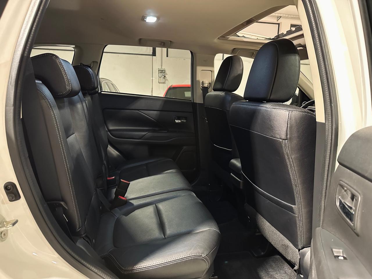 Mitsubishi Outlander 2.2 DI-D 4WD Instyle 7 POSTI-TETTO-TAGLIANDI UFFICIALI