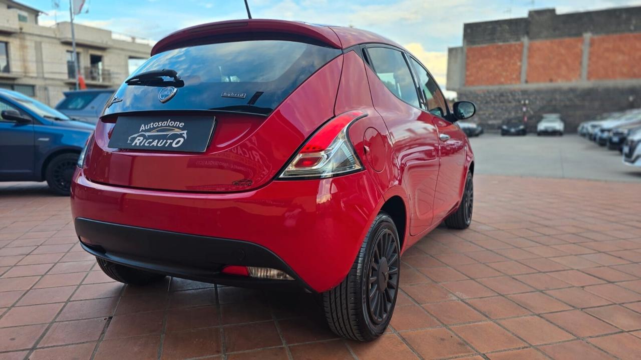 Lancia Ypsilon 1.0 FireFly 5 porte S&S Hybrid Ecochic Silver