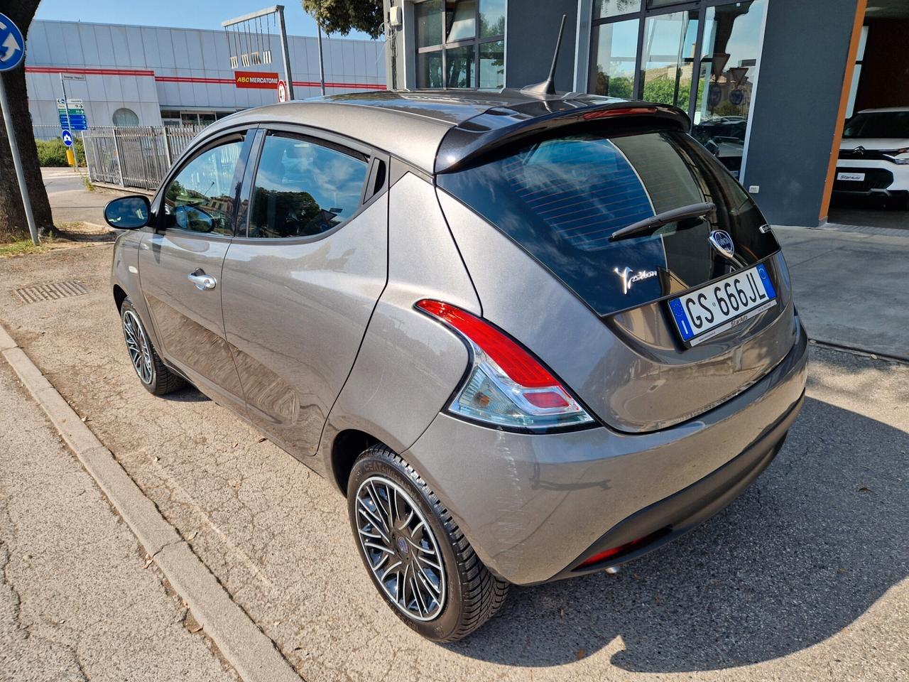 Lancia Ypsilon 1.0 FireFly 5 porte S&S Hybrid Silver