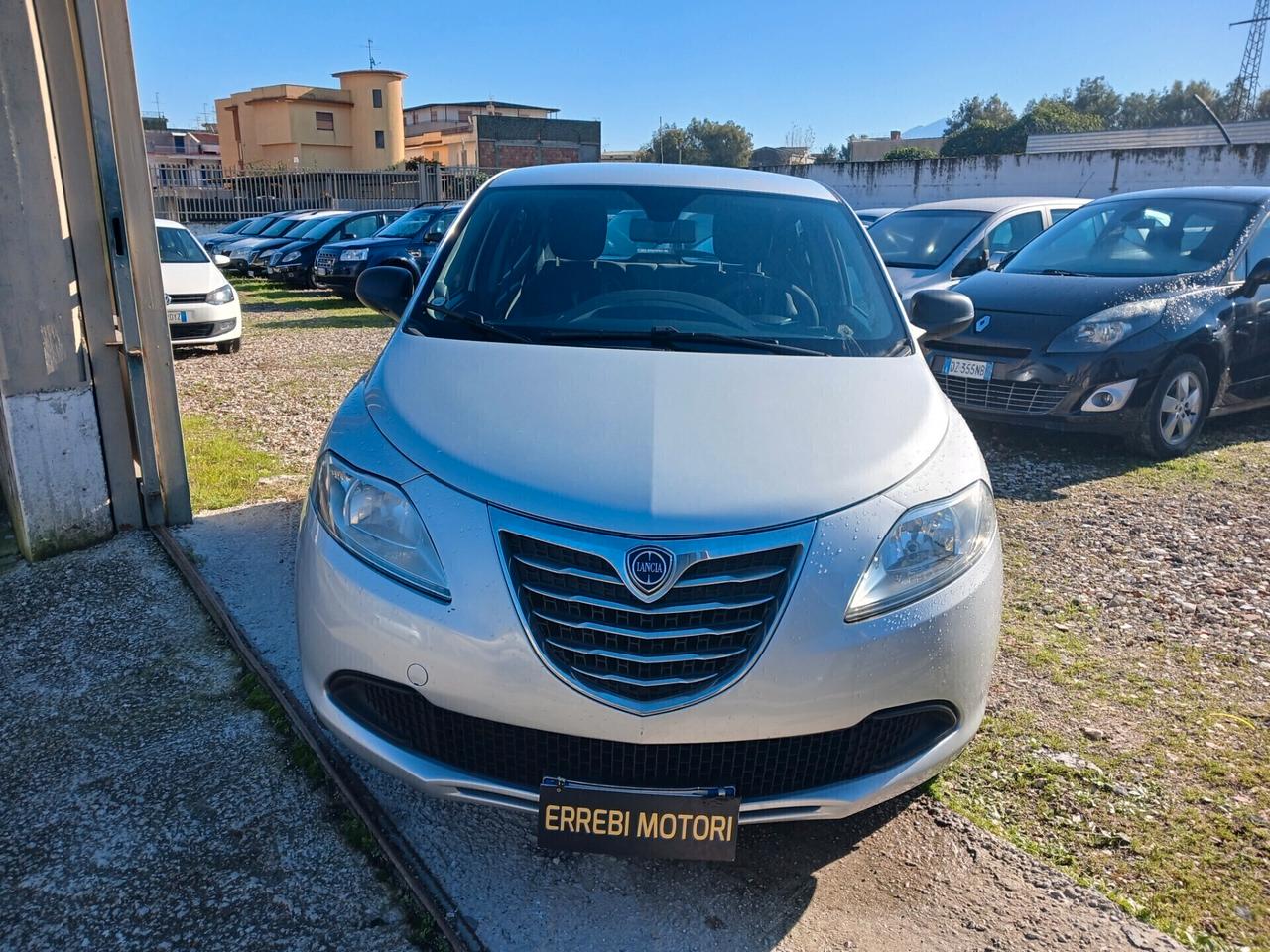 Lancia Ypsilon 0.9 TwinAir 85 CV 5 porte Metano Ecochic Silver