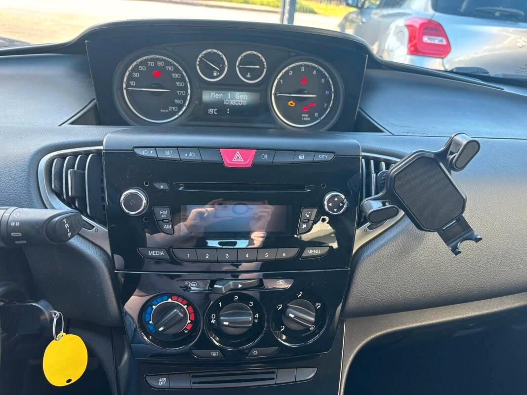 Lancia Ypsilon 1.2 8v Silver c clima 69cv