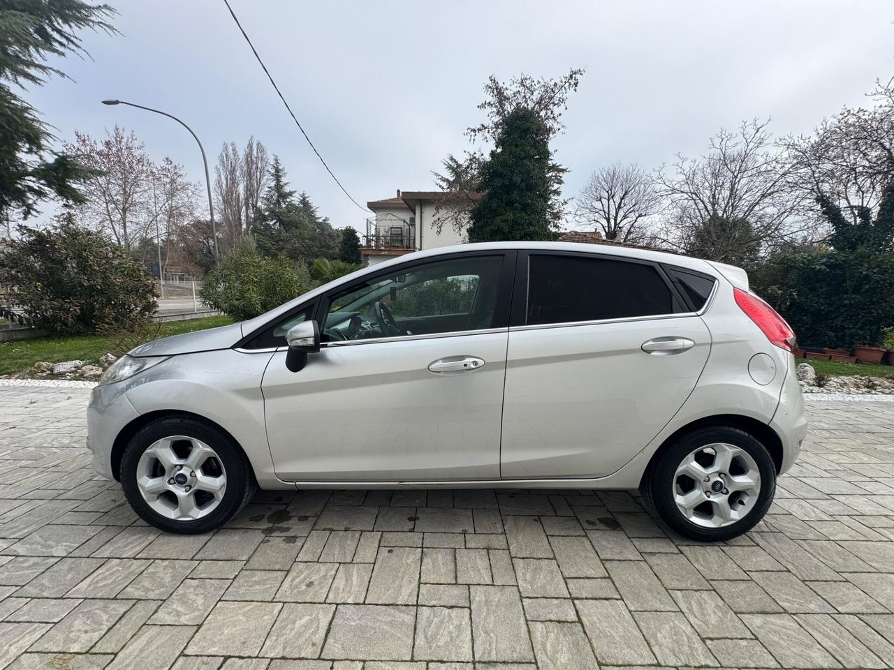 Ford Fiesta 1.4 5 porte Bz.- GPL Titanium OK NEOPATENTATI