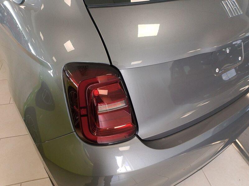 FIAT 500e 500 Nuova 500 Hatchback My23 La Nuova 500 - 320 Berlina