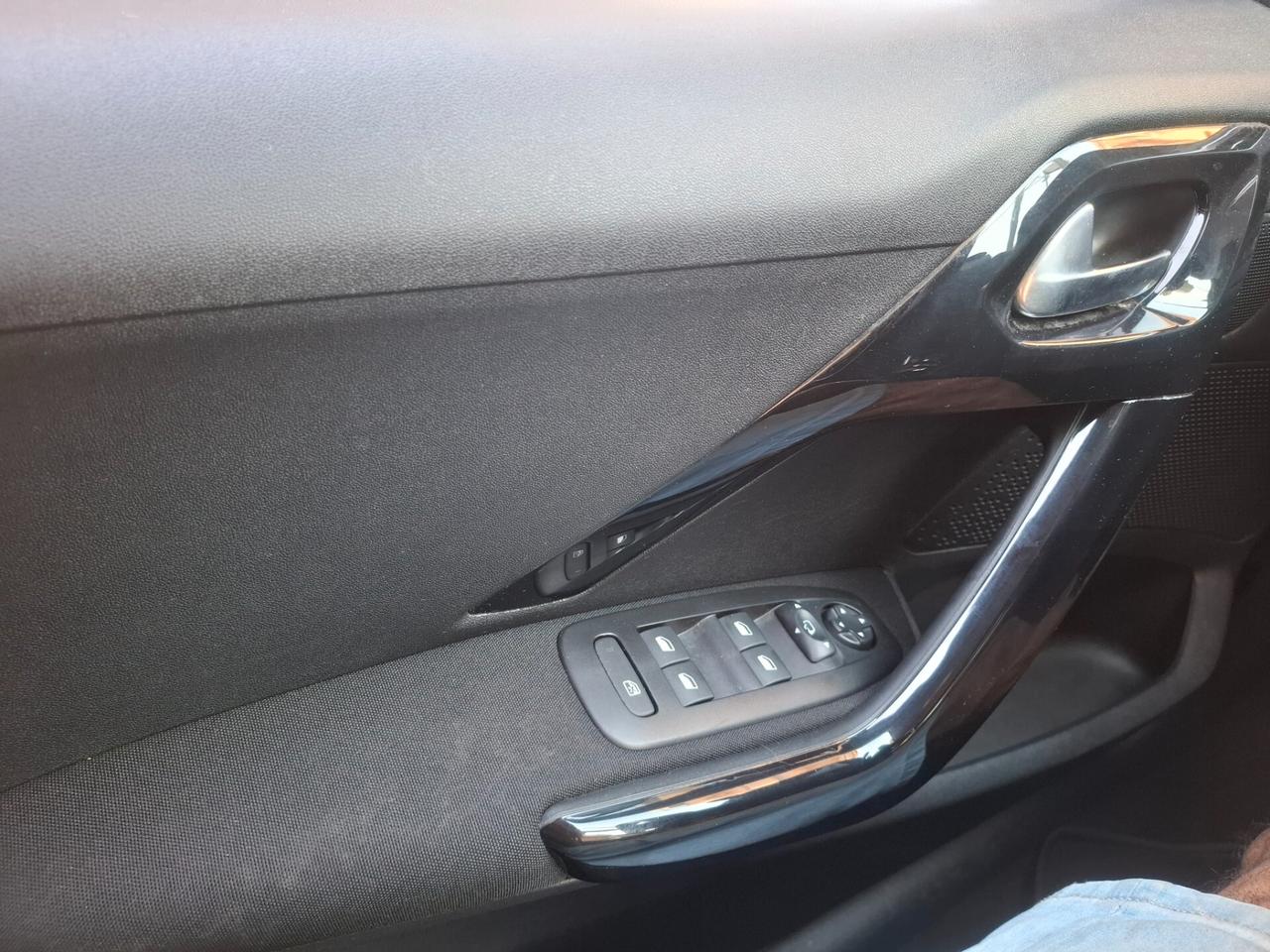 Peugeot 208 - 1.6 100 CV NAVIGATORE | LED