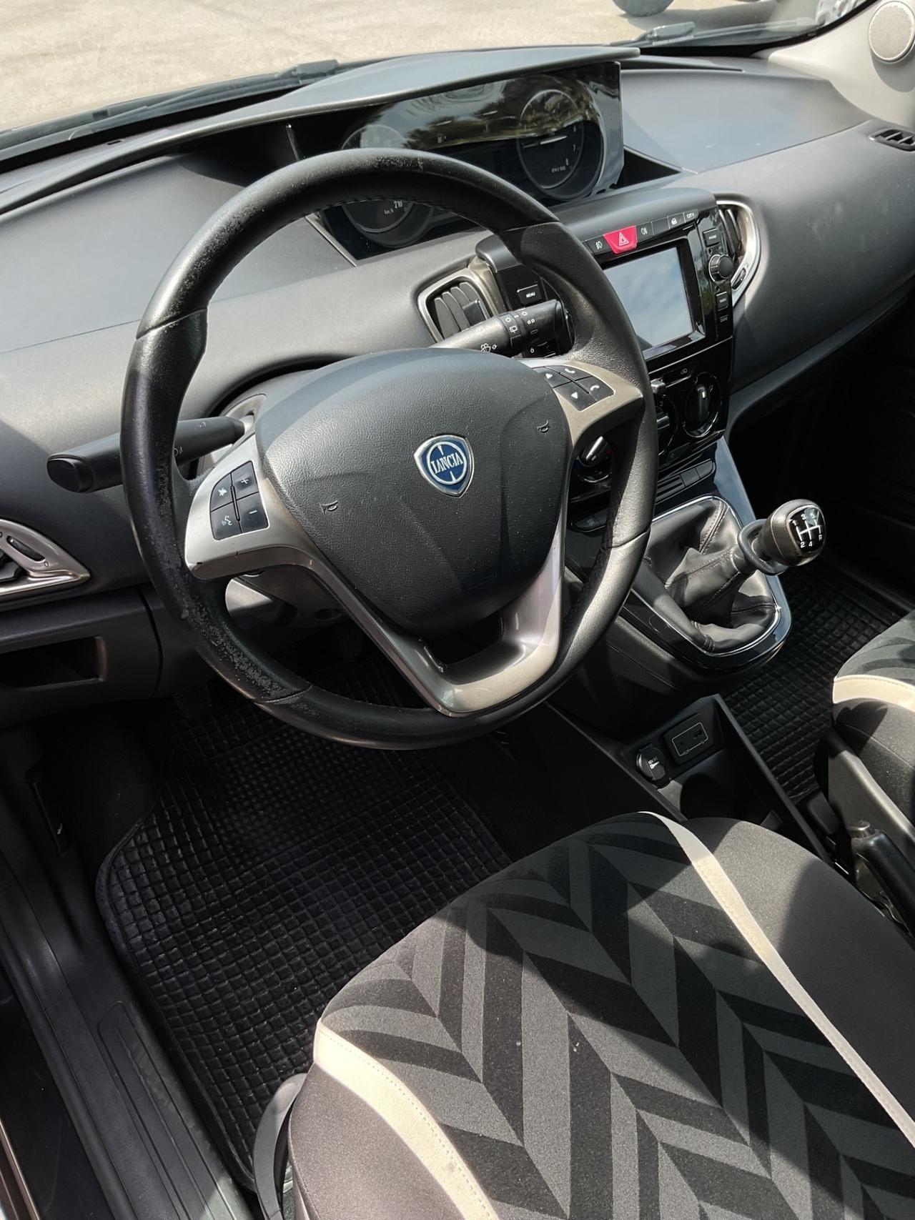 Lancia Ypsilon 1.2 69 CV 5 porte Platinum