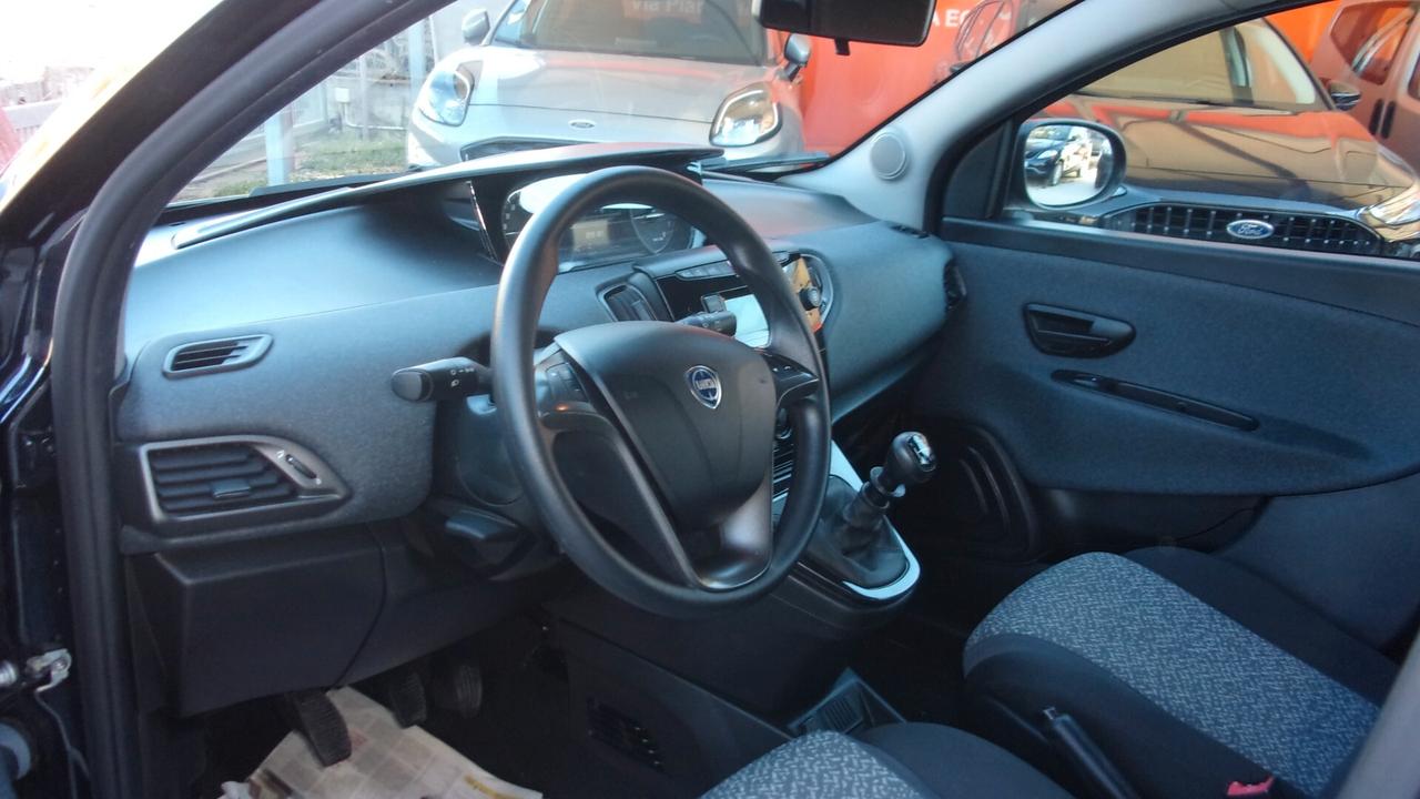 Lancia Ypsilon 1.0 FireFly 5 porte S&S Hybrid Silver