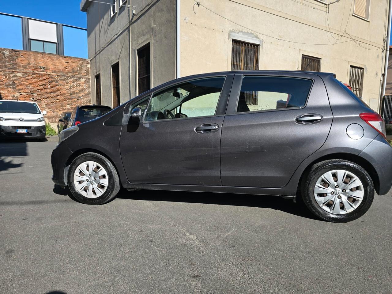 Toyota Yaris 1.0 5 porte Lounge perfetta possibilita 12 mesi garanzia