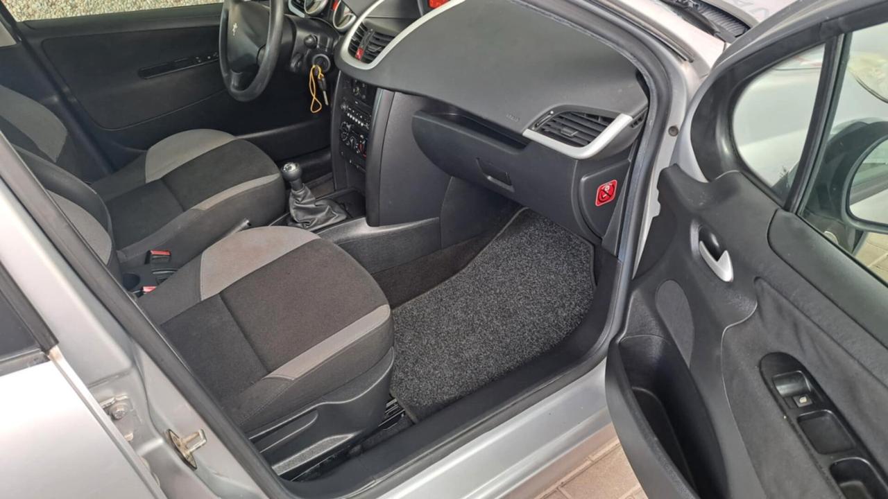 Peugeot 207 1.4 8V 75CV 5p. ONE Line