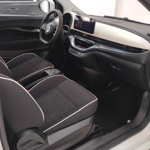 Nuova Fiat 500 Hatchback/ Nuova Km0