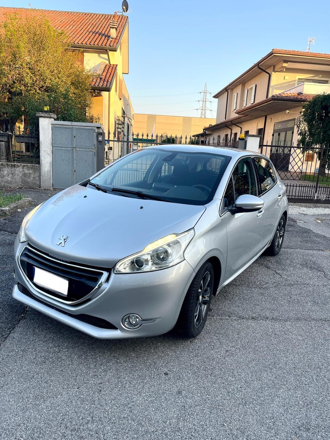 Peugeot 208 1.4 HDi 68 CV 5 porte Allure per Neopatentati 204