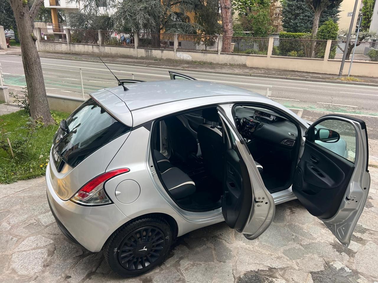 LANCIA YPSILON 1.2 69cv 5p SILVER NEOPATENTATI