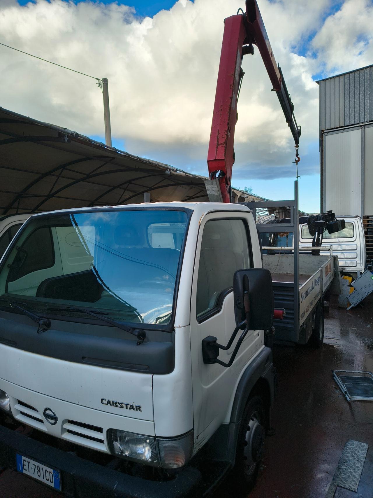 Nissan cabstar con gru