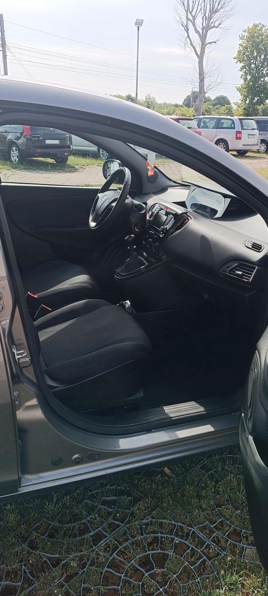Lancia Ypsilon 1.2 69 CV 5 porte Platinum