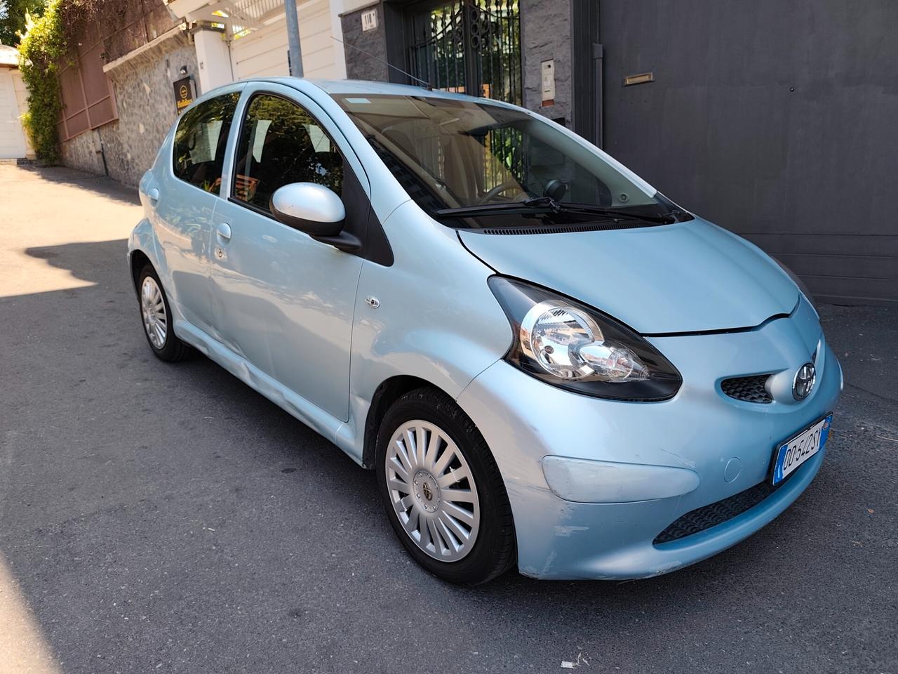 Toyota Aygo 1.0 benzina Automatica leggi