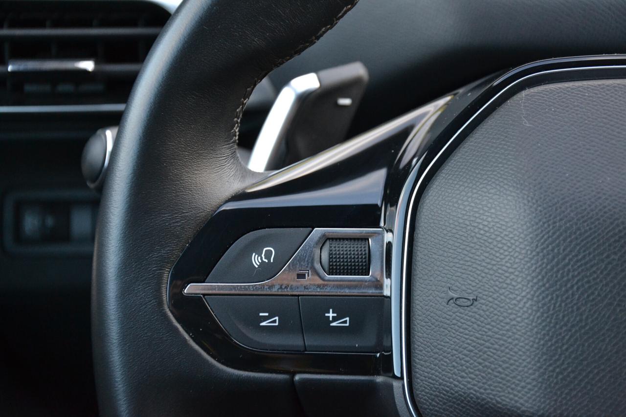 Peugeot 5008 1.5 HDi 130CV 7POSTI AUT.+NAV+LED+RCAM+PELLE+PDC