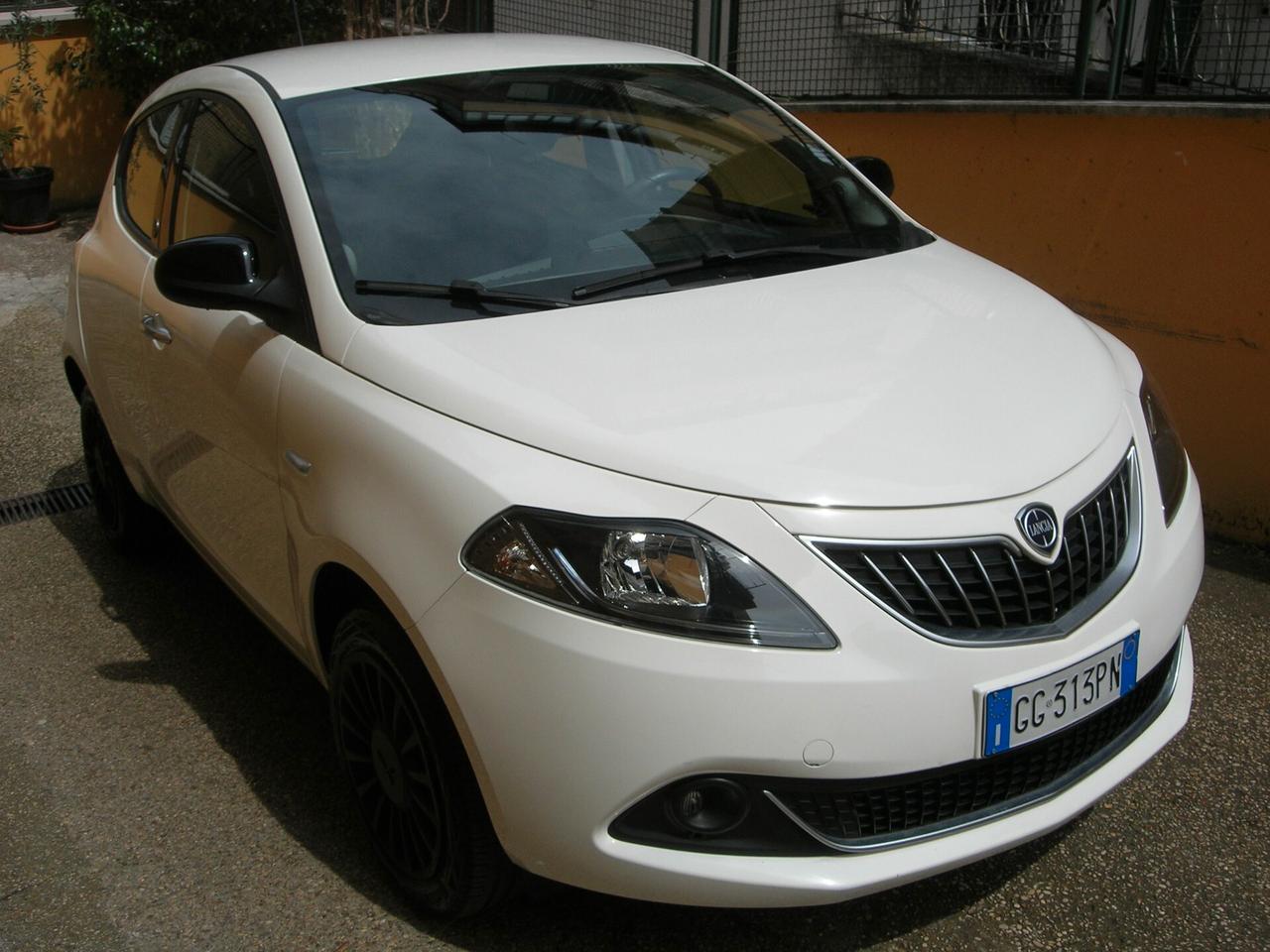 Lancia Ypsilon 1.0 FireFly 5 porte S&S Hybrid Ecochic Silver