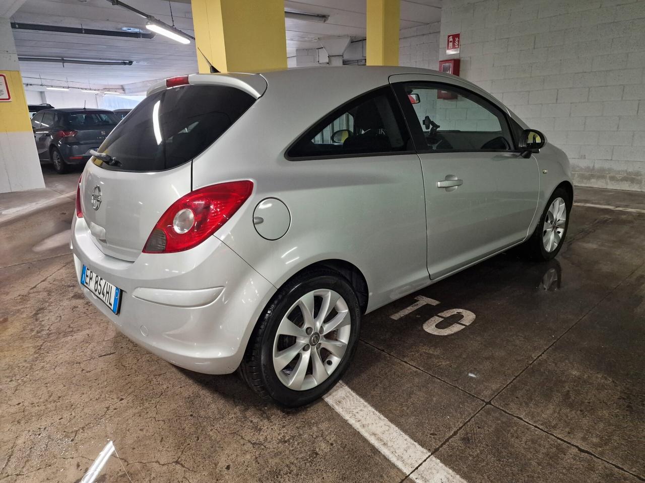 Opel Corsa 1.2 3 porte b-color