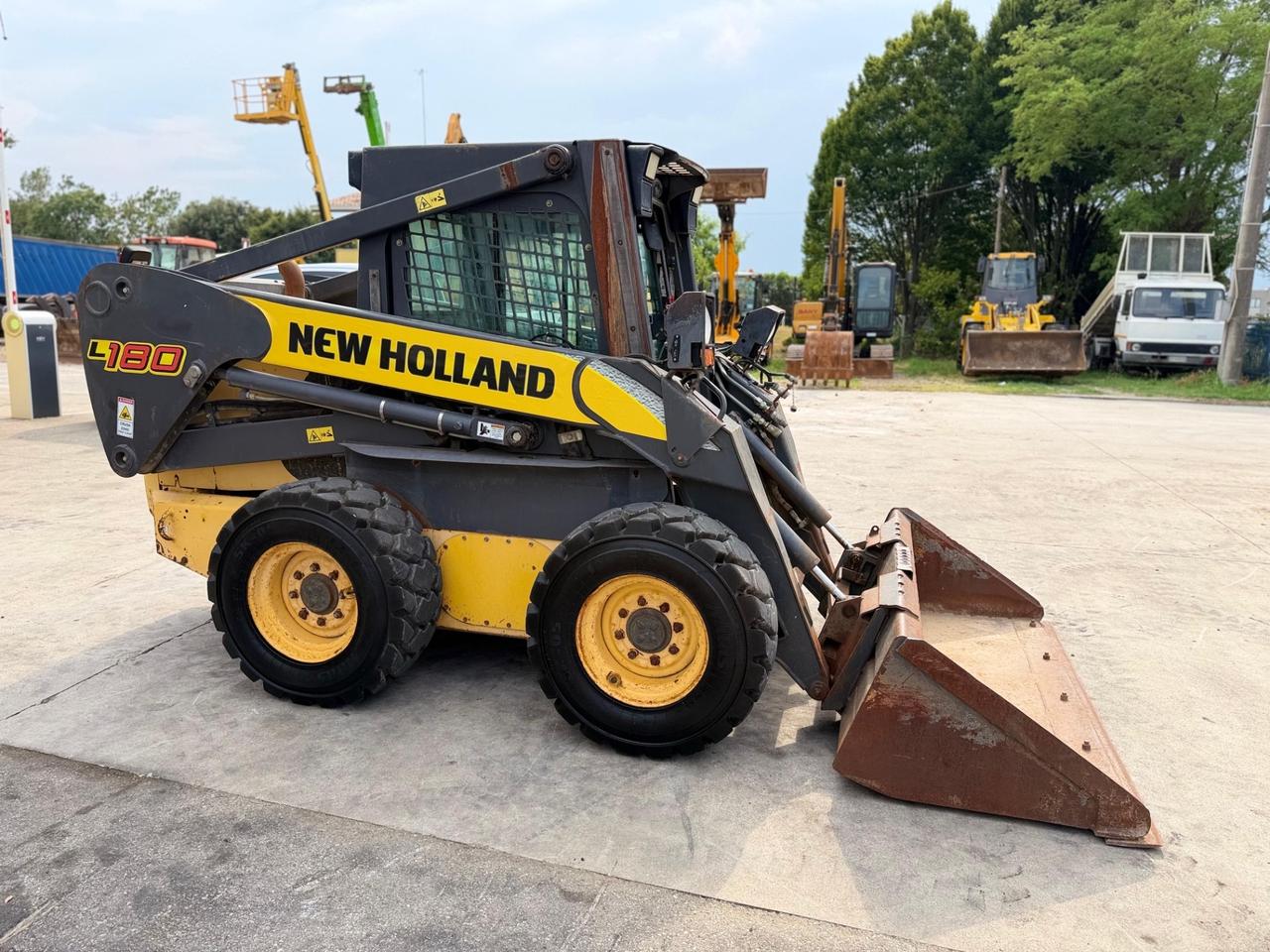 Mini pala gommata NEW HOLLAND LS180