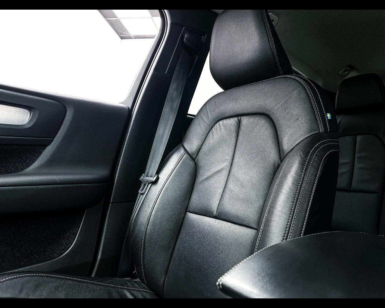 VOLVO XC40 B4 AWD Geartronic Momentum Pro