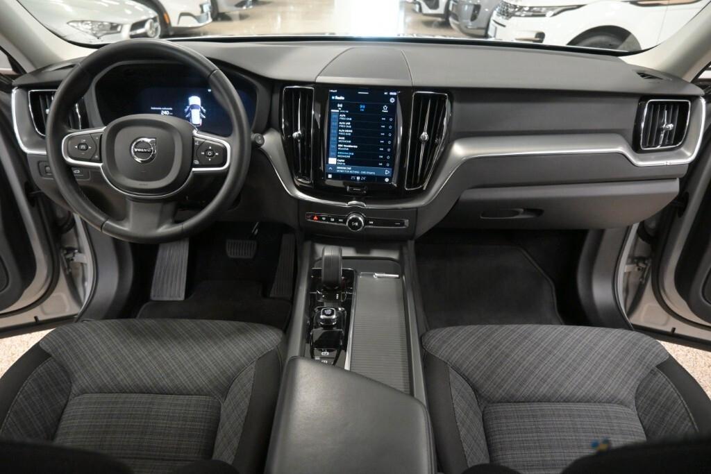 VOLVO XC60 2.0D 197CV B4 (D) GEARTRONIC AWD MOMENTUM PRO ( FARI LED - ADAPTIVE CRUISE - COCKPIT - MIRROR - PARK ASSIST - TELECAMERA 360 - CERCHI 18 )