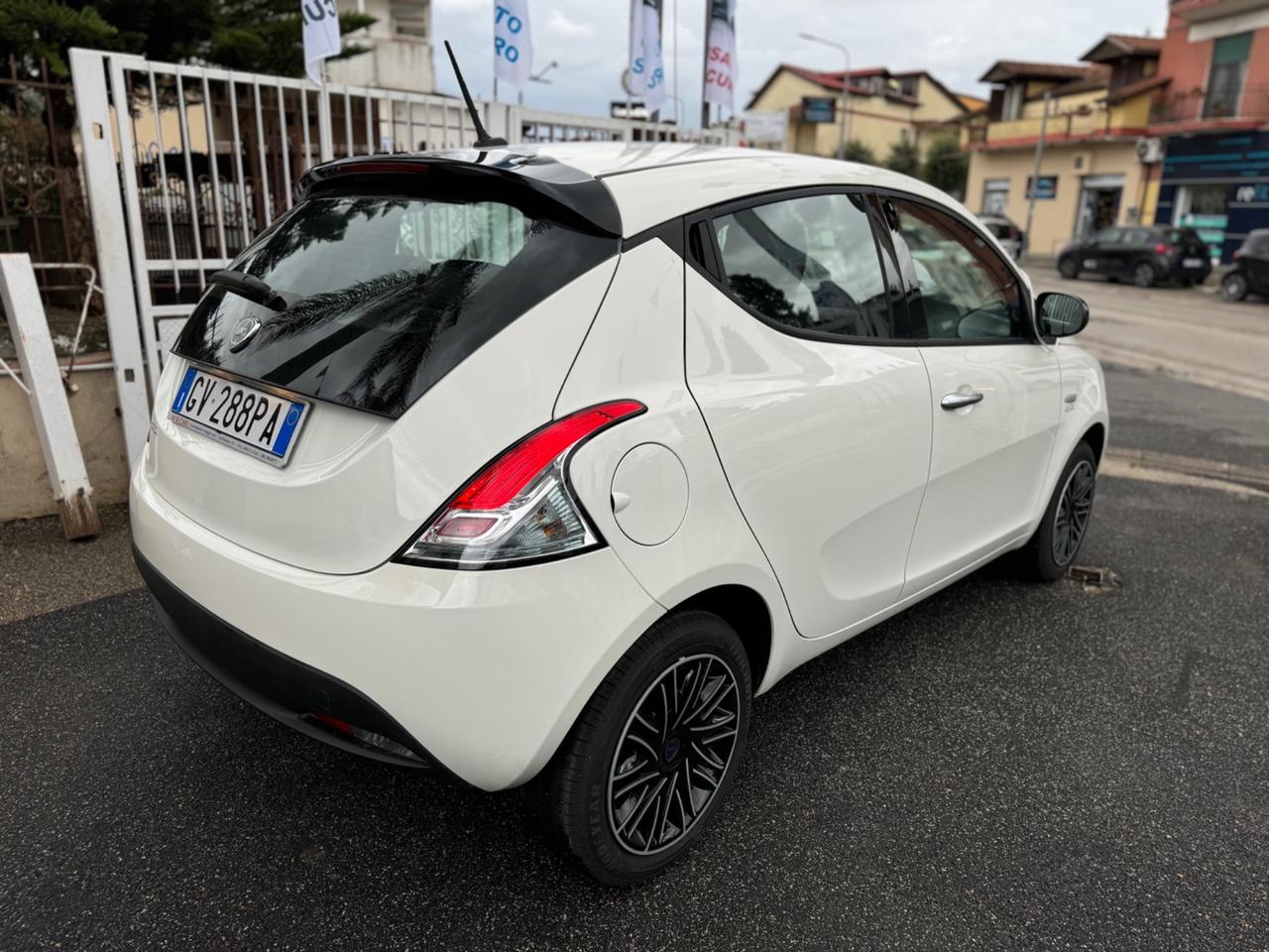 Lancia Ypsilon Hybrid e-DCT Edizione Cassina