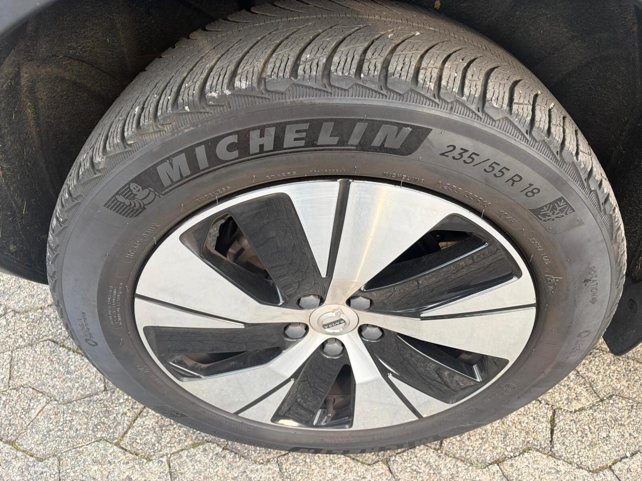 Volvo XC40 T2 Momentum Pro*EURO6*NEOPATENTATI