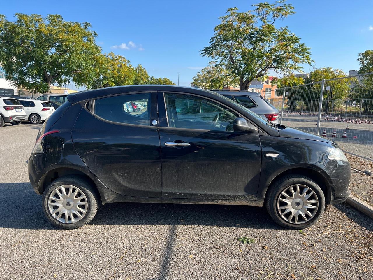 Lancia Ypsilon 0.9 TwinAir 85 CV 5 porte Metano Ecochic Silver