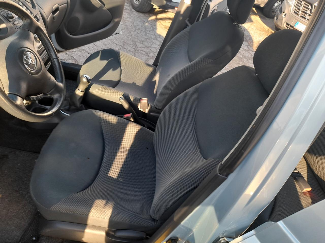 Toyota Yaris 1.0i 16V cat 5 porte Sol